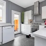 Crewe Apartment - Modern 2 Bedroom, Free Private Parking And Garden