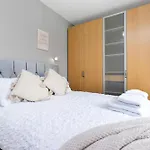Crewe Apartment - Modern 2 Bedroom, Free Private Parking And Garden