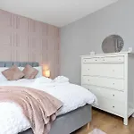 Crewe Apartment - Modern 2 Bedroom, Free Private Parking And Garden