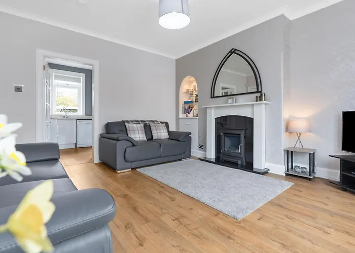 Crewe Apartment - Modern 2 Bedroom, Free Private Parking And Garden