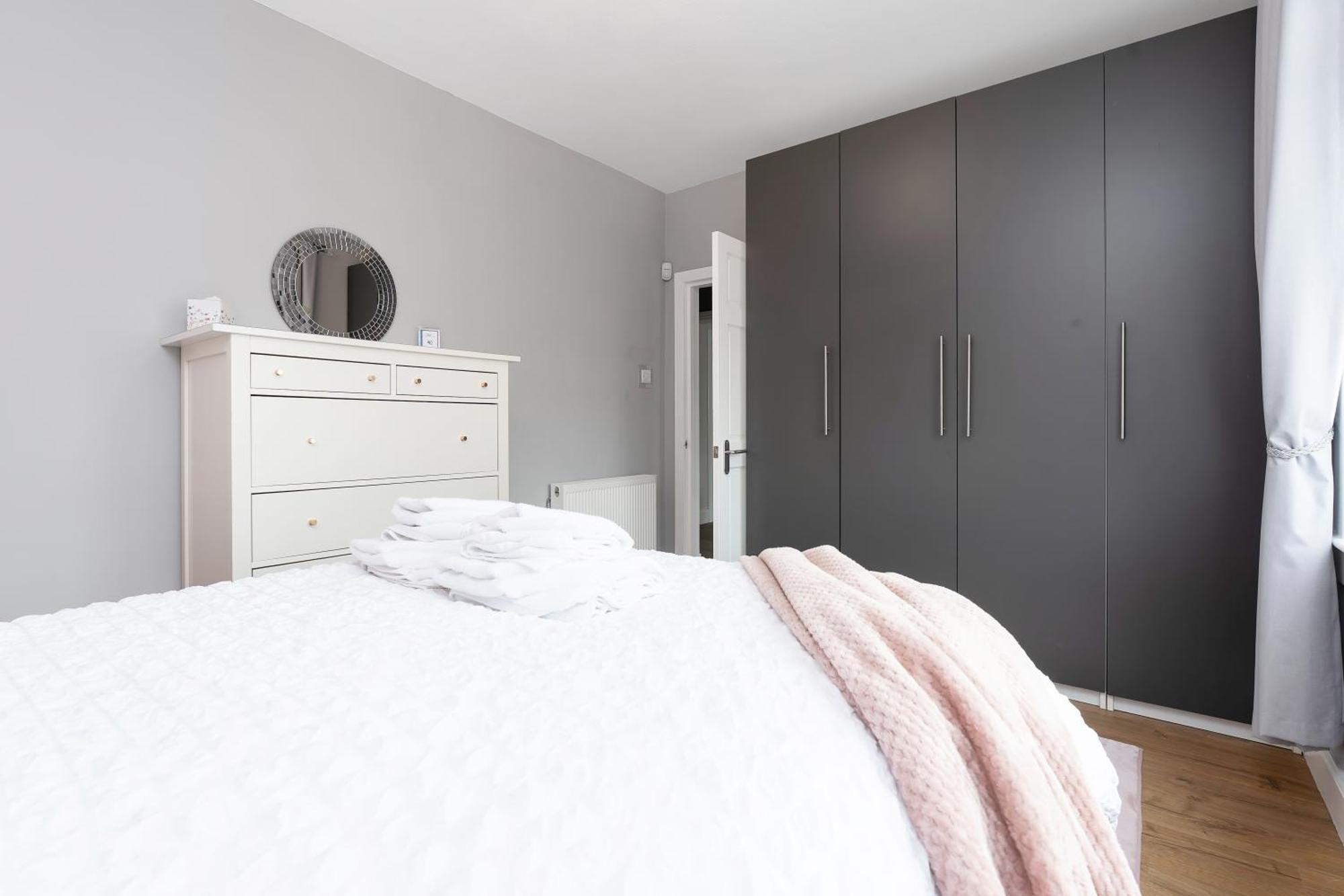 Crewe - Modern 2 Bedroom, Free Private Parking And Garden Appartement