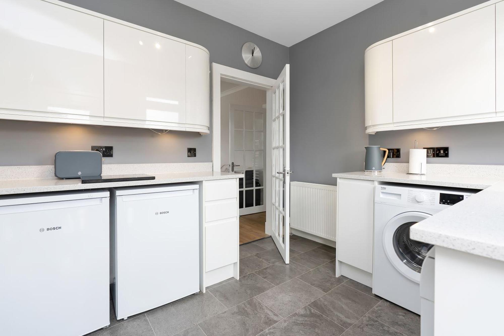 Crewe - Modern 2 Bedroom, Free Private Parking And Garden Appartement Edinburgh