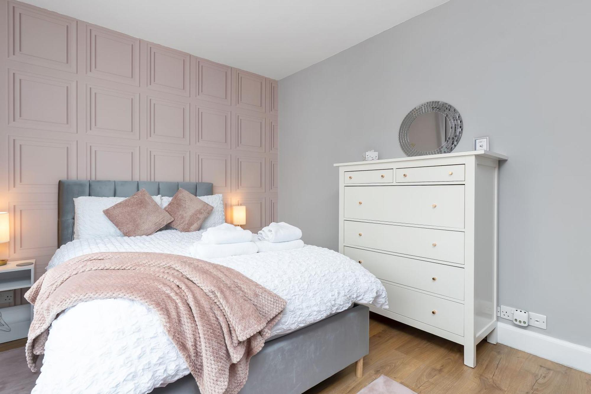 Crewe - Modern 2 Bedroom, Free Private Parking And Garden *