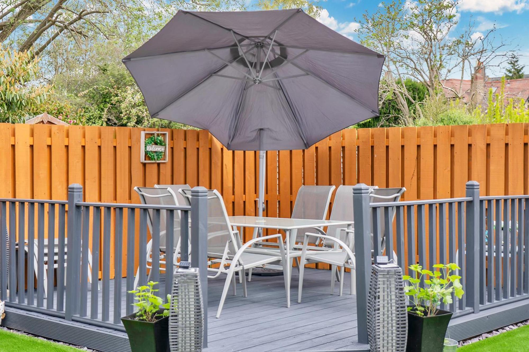 Crewe - Modern 2 Bedroom, Free Private Parking And Garden